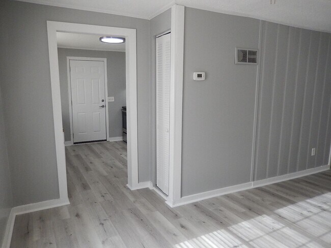 Building Photo - Recently RENOVATED 3/2 w/ Stainless Steel Appliances, Plank Vinyl Throughout, Washer/Dryer, & Lar...