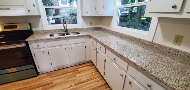 Building Photo - Charming 3-Bedroom Home in the Heart of Du...