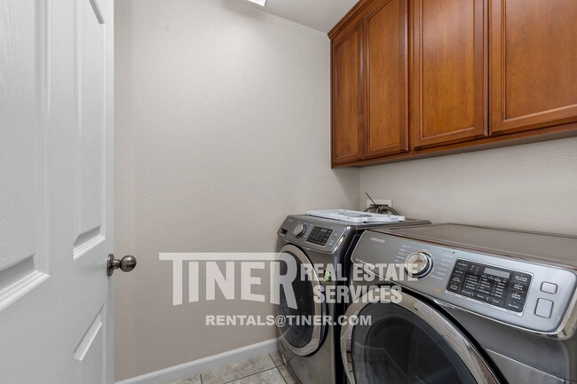 Building Photo - 1707 Grey Bunny Dr