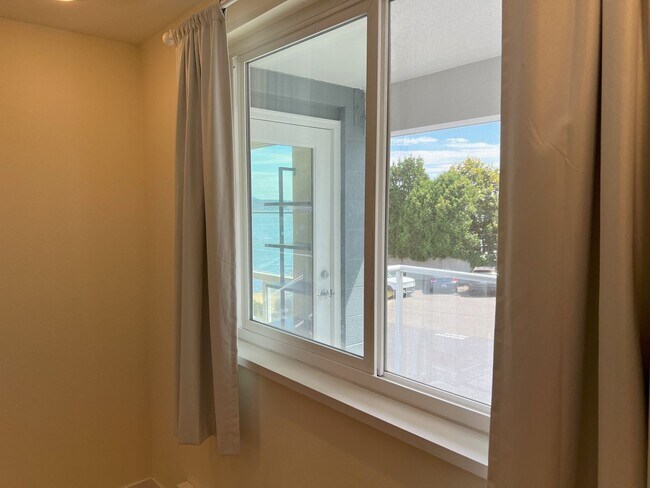 Building Photo - Lake Washington waterfront living with lak...