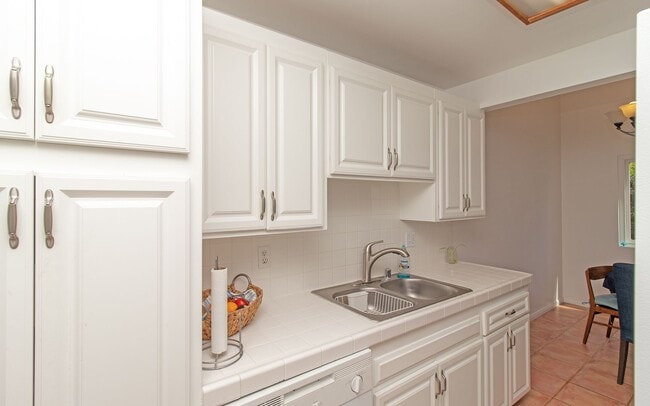 Building Photo - Stunning Saltillo Tiled Single Story Condo in Oceanside!