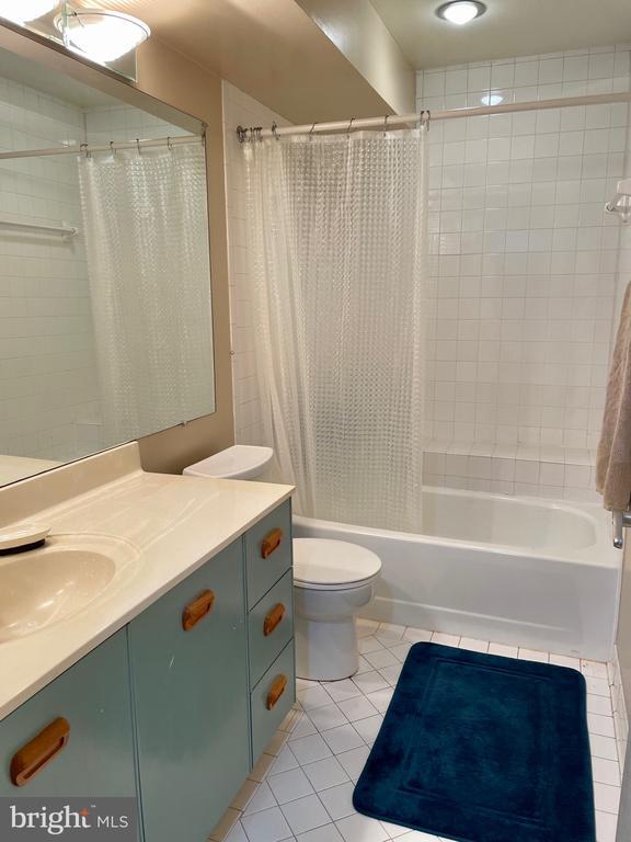 Building Photo - 7 Friendswood Ct