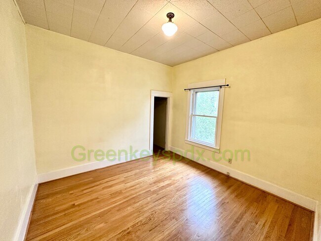 Building Photo - 3-Bedroom, 2-Bathroom House with Attached Garage and Workshop Near Belmont and SE 45th
