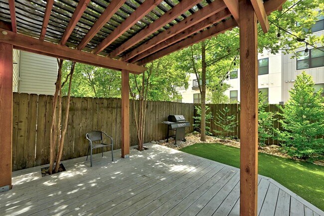 Building Photo - 512 Eberhart Ln