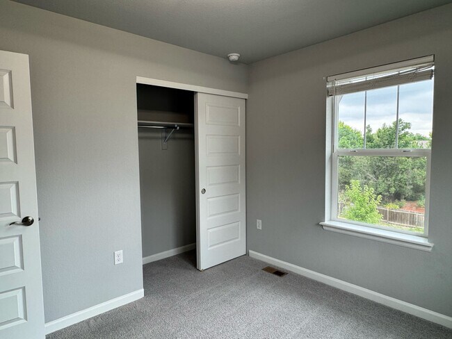 Building Photo - 10848 Hayloft St