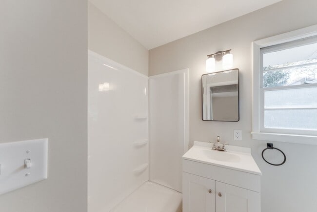 Building Photo - Fully remodeled 4 Bed / 2 bath ranch home