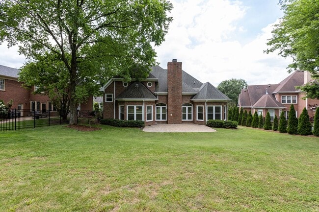 Building Photo - AVAILABLE NOW!-- Walk to Kenrose and Raven...