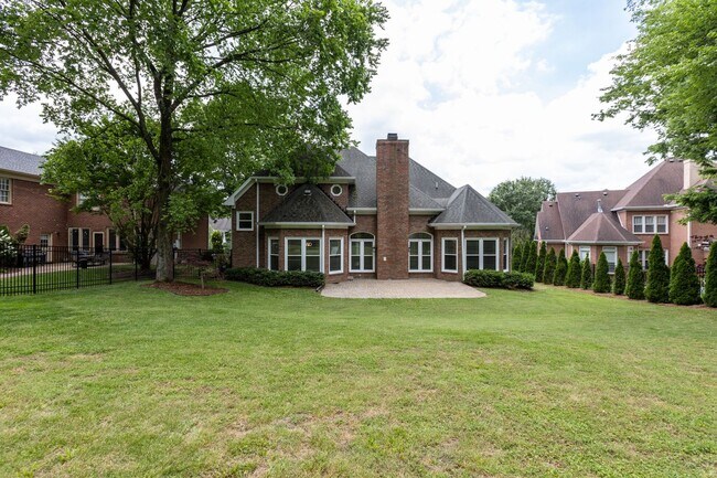 Building Photo - COMING SOON!-- Walk to Kenrose and Ravenwood!
