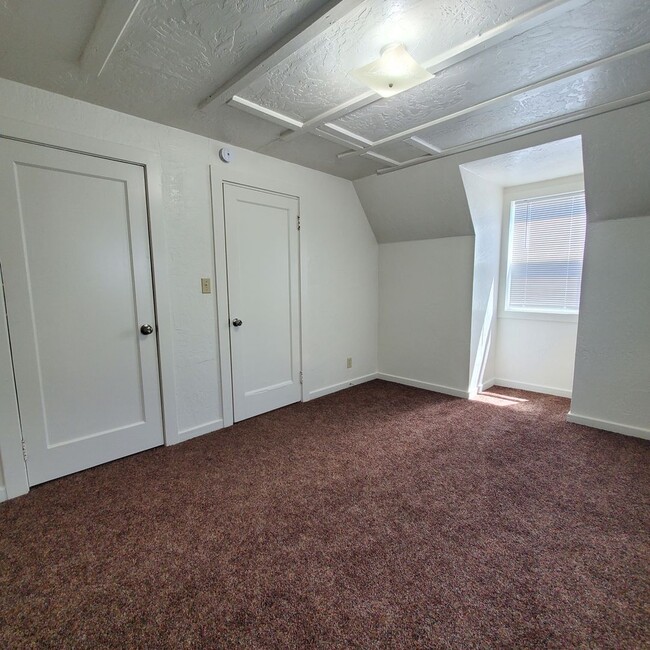 Building Photo - Newly Renovated 1 Bedroom Home with 2 Car ...