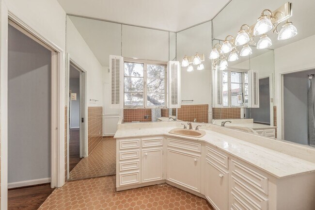 Building Photo - 2-bedroom, 2-bath condo located in the highly desirable Ridglea North neighborhood.