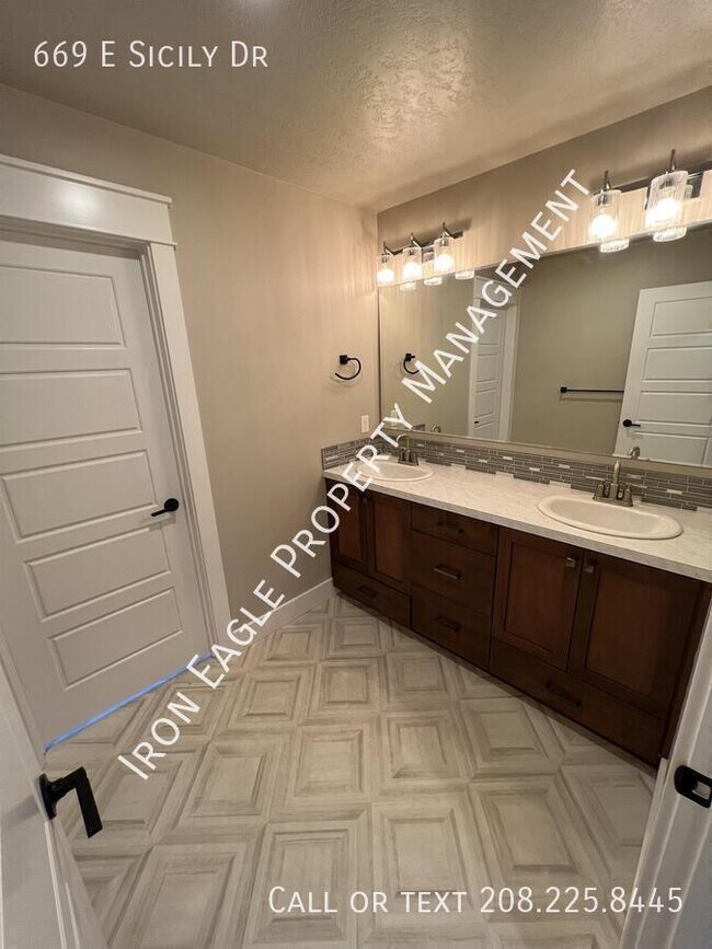 Building Photo - 669 E Sicily Dr