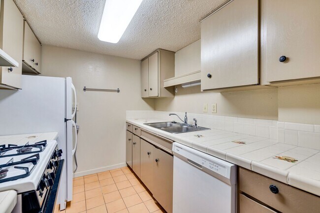 Building Photo - DOWNTOWN MID RISE - 1BD/1BA -  ALL BILLS PAID - GATED - RESERVED PARKING - $1395