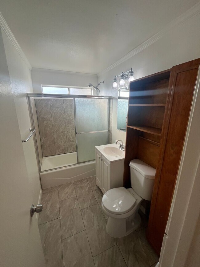 Building Photo - 5850 Cedarglen Dr