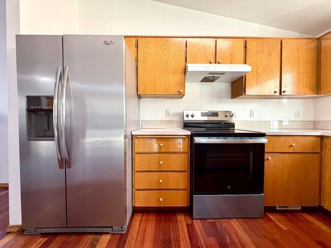 Building Photo - **$500 OFF THE FIRST MONTH'S RENT** Cozy R...