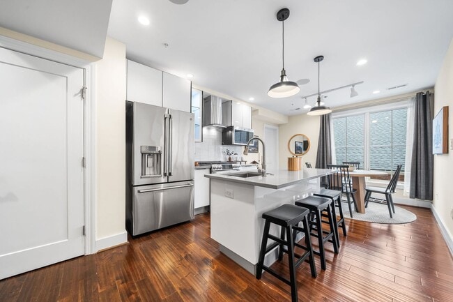 Building Photo - Stylish 2BR/2BA Bi-Level Condo with Private Roof Deck and Covered Parking!