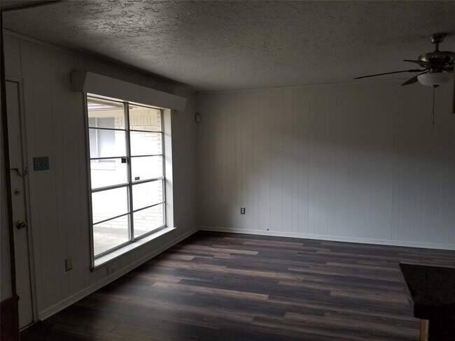 Building Photo - 1042 Creekmont Dr