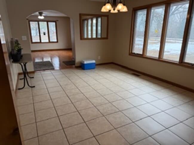 Building Photo - Beautiful country setting