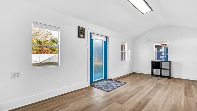 Building Photo - Beautiful S. Tampa 3BR/2BA remodeled home ...