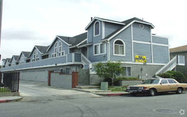 Building Photo - 533 E 11th Street