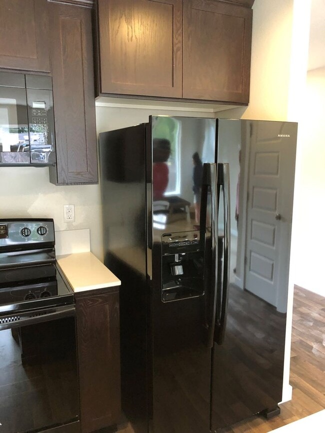 Building Photo - 3 bedroom/2.5 bathroom Townhome on Cul-de-Sac