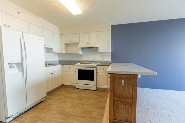 Building Photo - 1 Bdrm / 1 Bath condo with (2) AC (801 SOU...