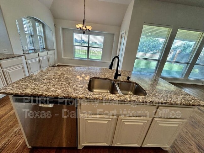 Building Photo - 511 Carnation Ln