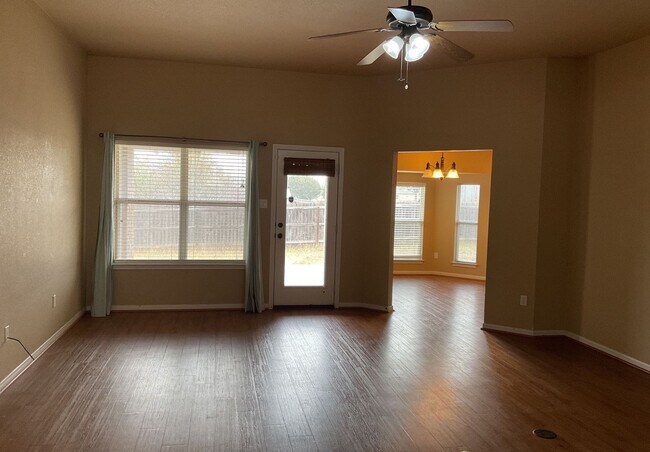 Building Photo - AMAZING RENT SPECIAL WITH IMMEDIATE MOVE IN - SECTION 8 ACCEPTED!