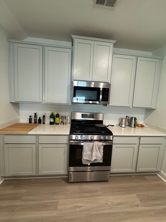 Building Photo - 551 Roseridge Dr