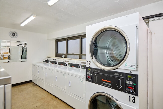 Building Photo - 6118 N Sheridan Rd