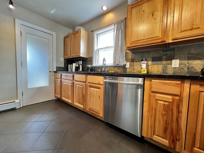 Building Photo - Amazing Location for a 2-Bedroom, 1-Bathroom Duplex Unit!
