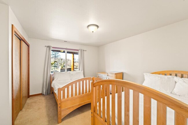 Building Photo - 7755 Cully Ln