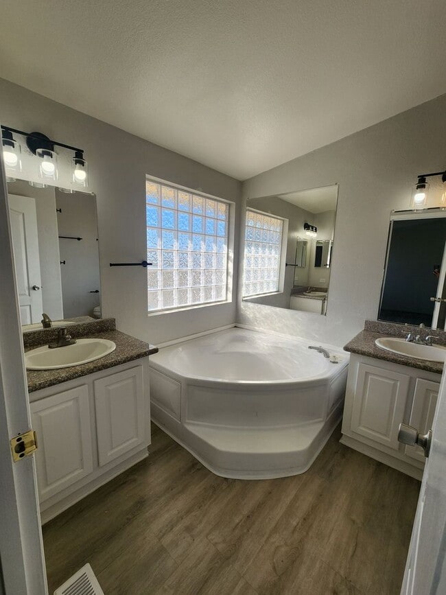 Building Photo - Large 3 Bedroom in Hansen Track