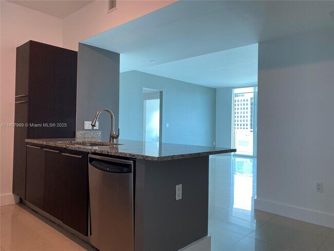 Building Photo - 950 Brickell Bay Dr