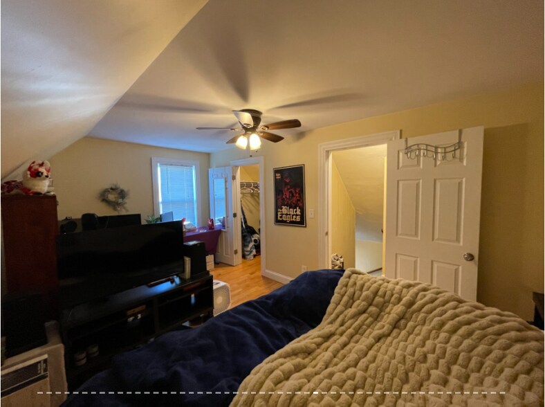 Building Photo - 5 Irving St