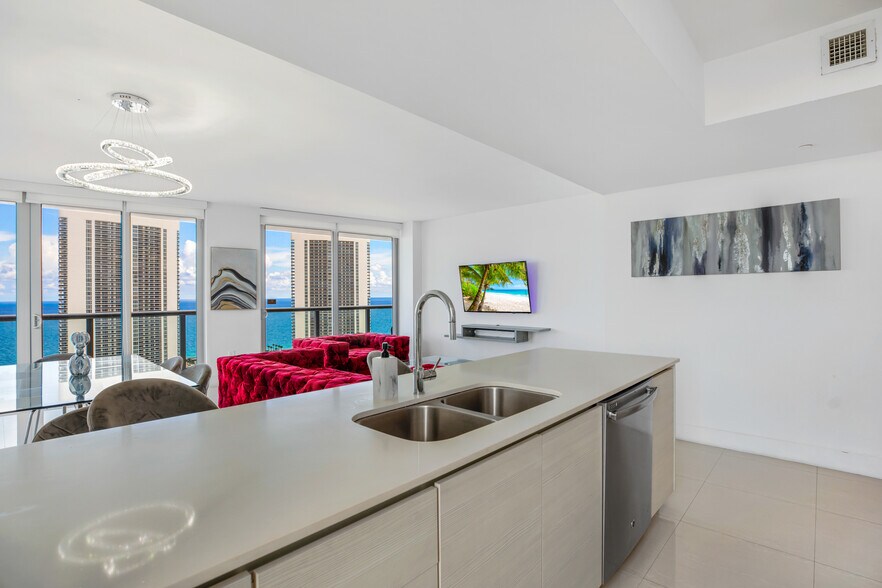 Building Photo - 2600 E Hallandale Beach Blvd