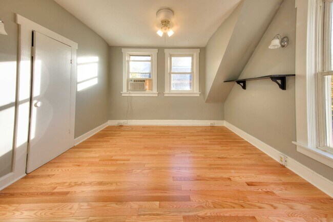 Building Photo - This classic 3 bedroom 2 bath Webster home features a front porch, large deck off the kitchen for...