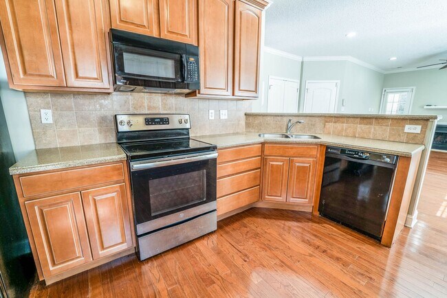 Building Photo - West Hills House 3BR/ 2.5BA, 2 Car garage, primary bedroom on main level