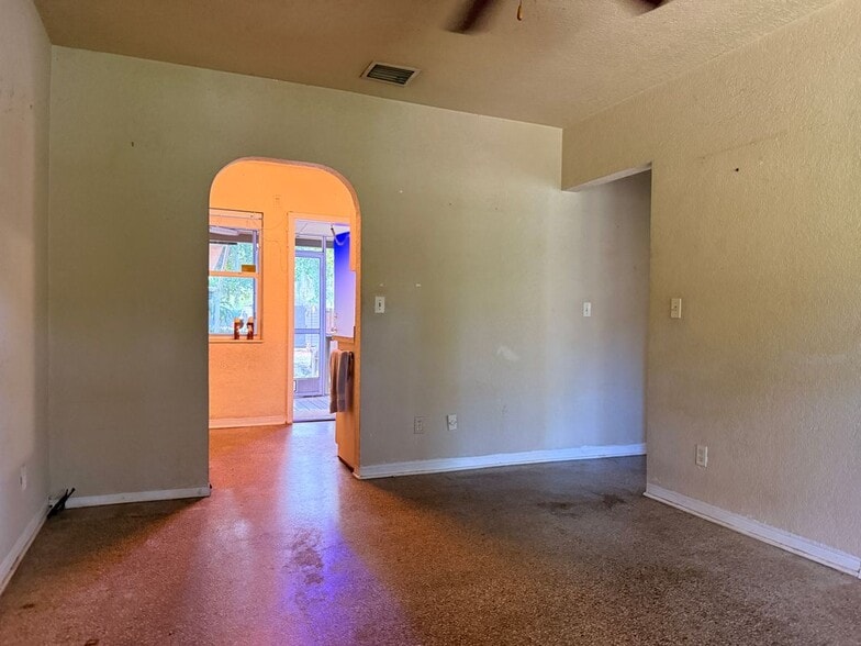 Building Photo - 620 NE 12th Ave