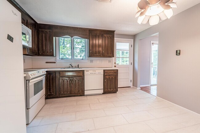 Building Photo - 20 Fieldstone Dr