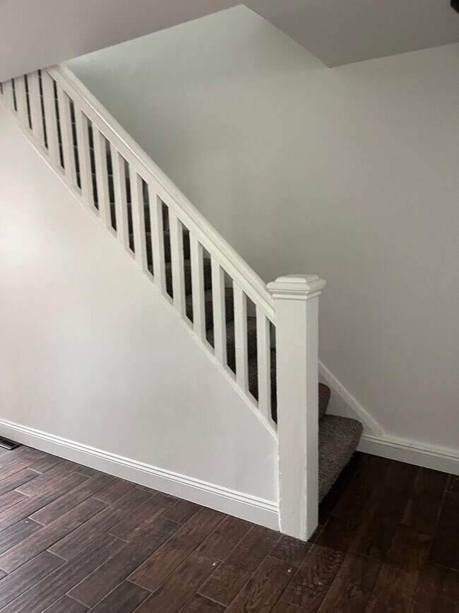Building Photo - 2 bedroom 1 bath townhouse, Mt Washington