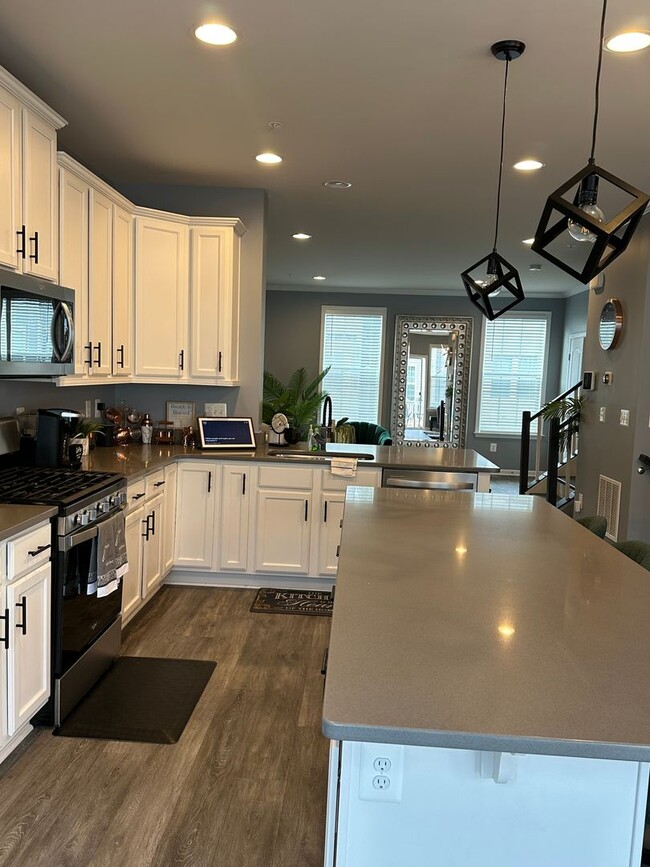 Building Photo - 3 Bedroom 2.5 Bathroom Open Floor Plan