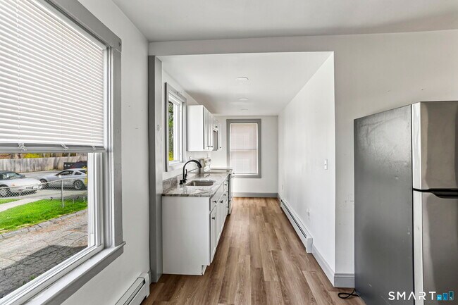 Building Photo - 63 Reynolds St