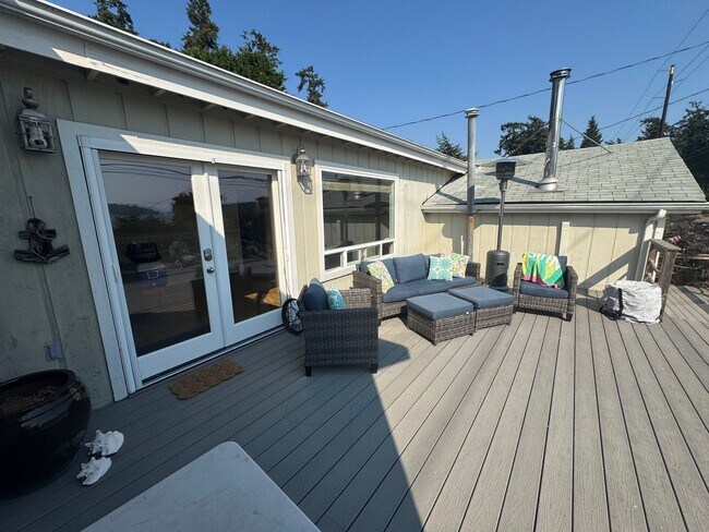 Building Photo - 3 Bed, 2 Bath in Anacortes WATER VIEW and ...