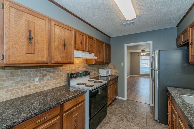 Building Photo - 6638 Lexington Dr