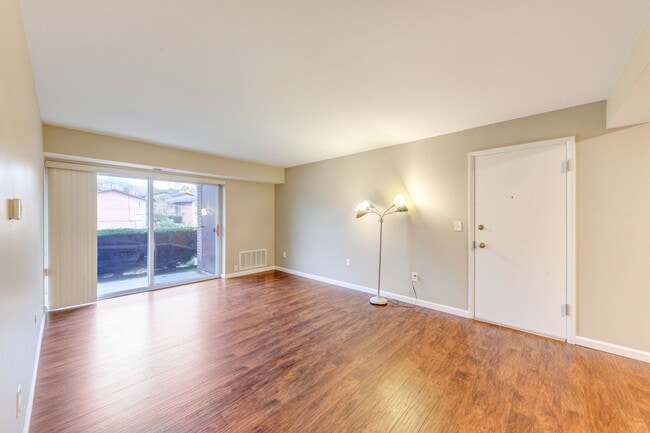 Building Photo - Welcome to a charming 1-bedroom, 1-bathroo...