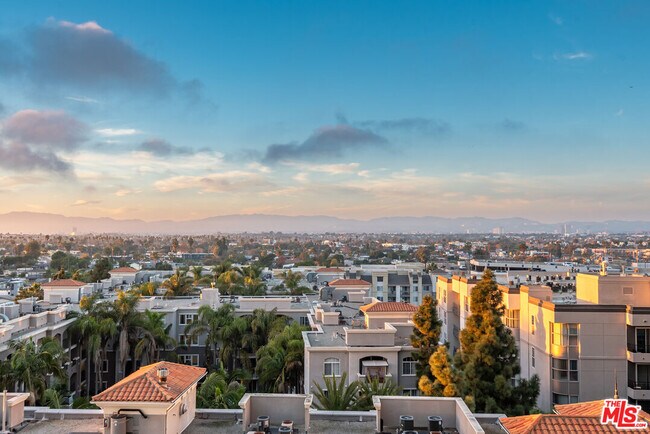 Building Photo - 13700 Marina Pointe Dr