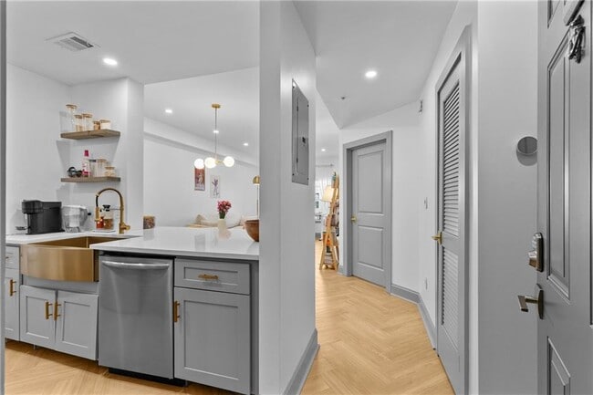 Building Photo - 1074 Peachtree Walk NE