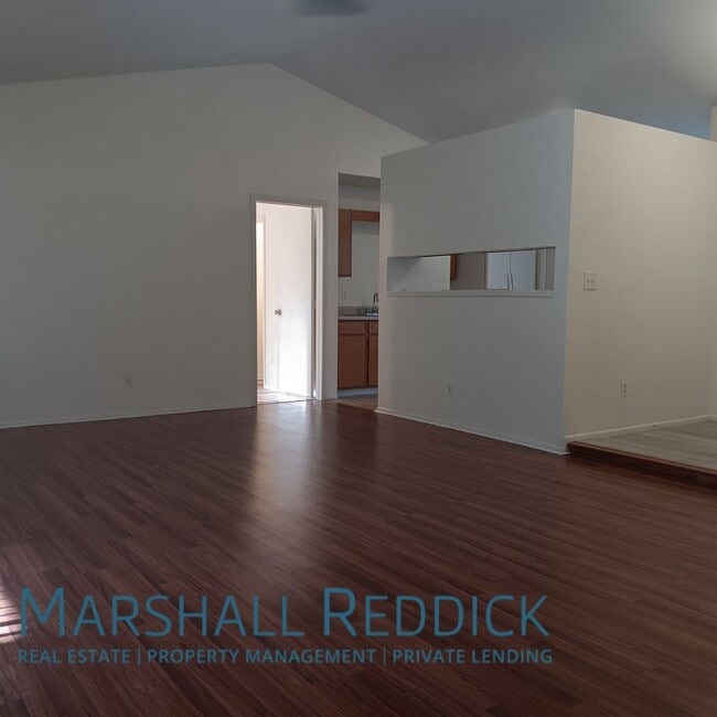 Building Photo - Charming 3 Bedroom 2 Bathroom Single Famil...