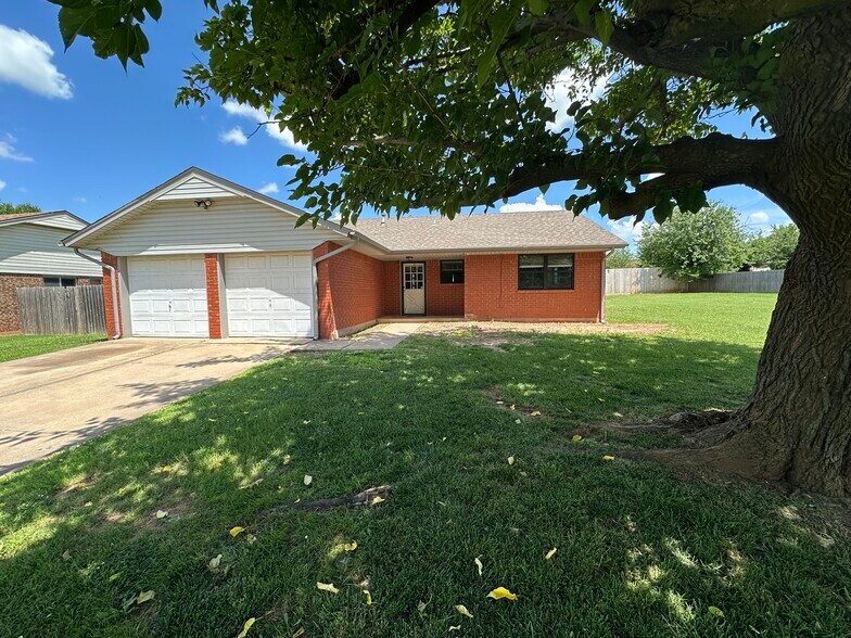 Primary Photo - 108 S English Dr