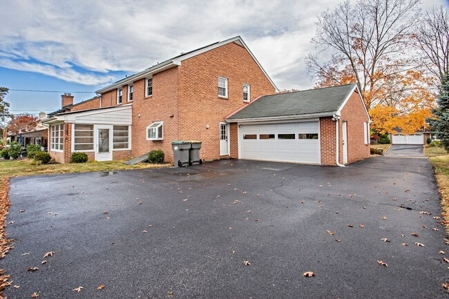 Building Photo - Lovely Colonial Home in Sharpley